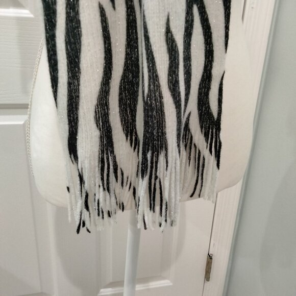 Talla Unica Zebra Print Winter Scarf and Matching Beanie - Picture 4 of 10